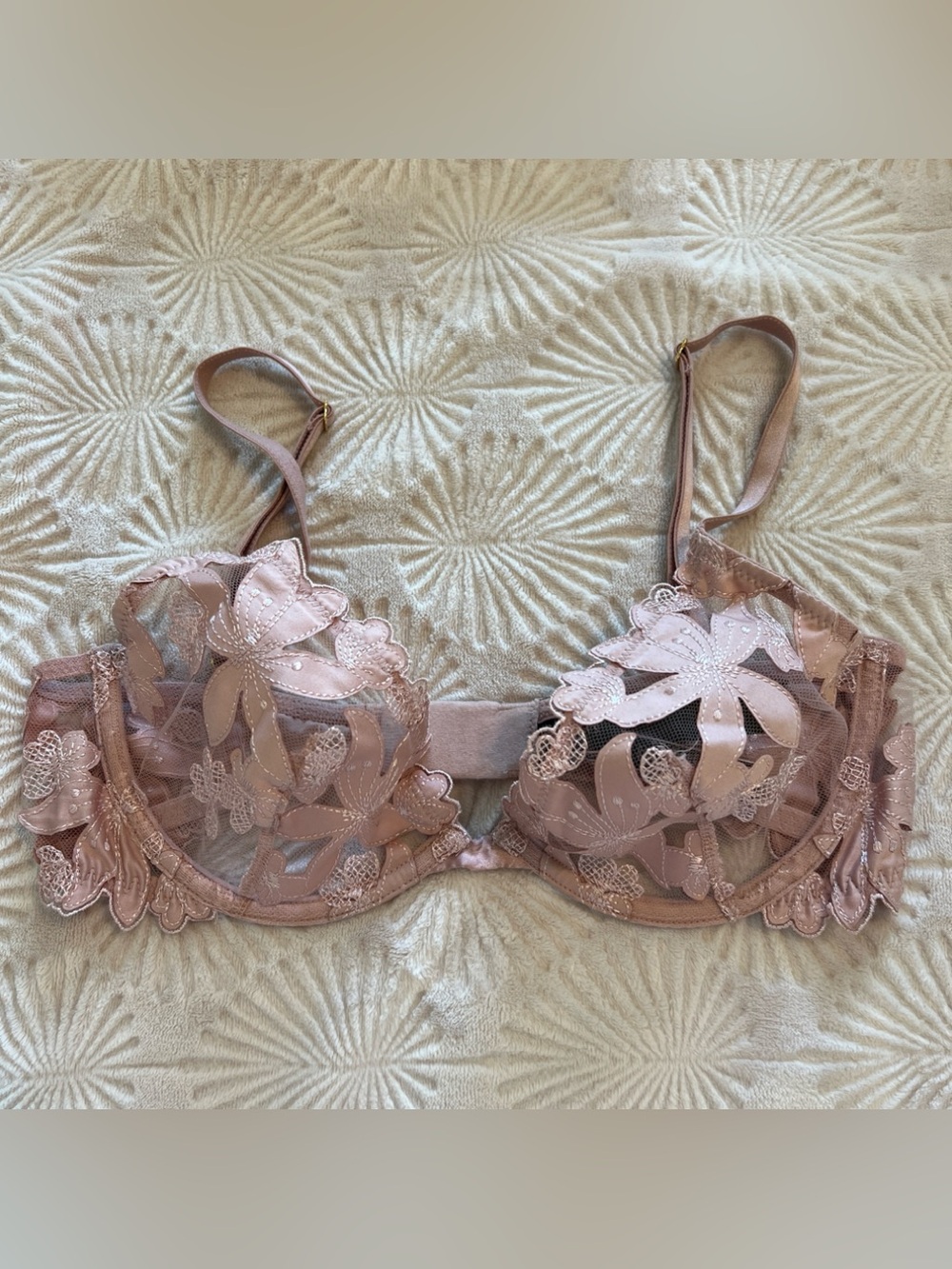Victoria's Secret Pink Floral Appliqué Underwire Bra cute & sexy 32 D GREAT